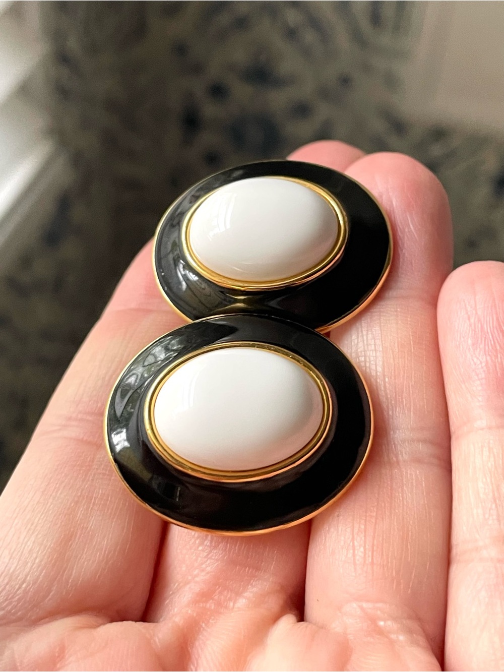 Signed vintage Monet goldtone, enamel, lucite (?) clip-on earrings - Picture 9 of 10